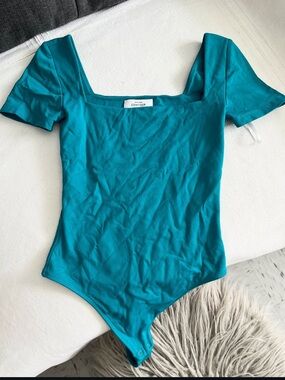 Aritzia❣️contour squareneck short sleeve bodysuit